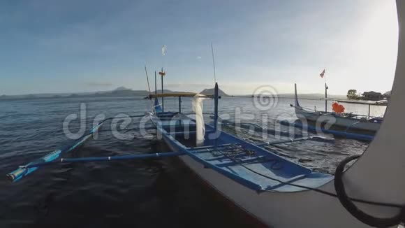 旅游船停泊在湖岸以迎合跨岛旅客视频的预览图