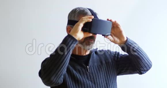 使用虚拟现实耳机的人在家4k视频的预览图