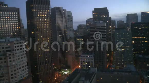 城市日出建筑物阴影时间流逝视频的预览图