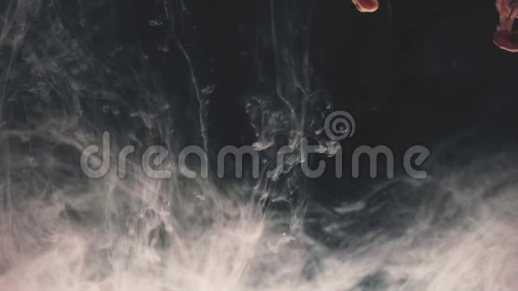 抽象油墨颜色在水中流动视频的预览图