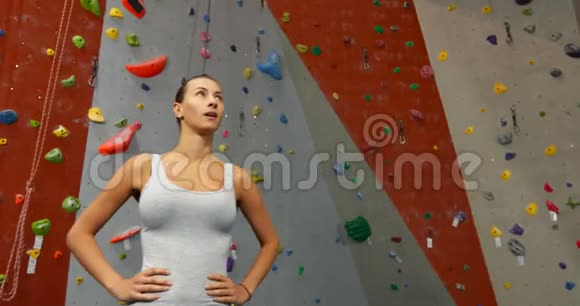 女子站在健身工作室4K视频的预览图