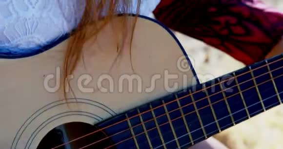 女人在第4K节弹吉他视频的预览图