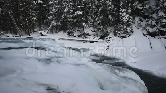 冰川国家公园冬天下雪视频的预览图