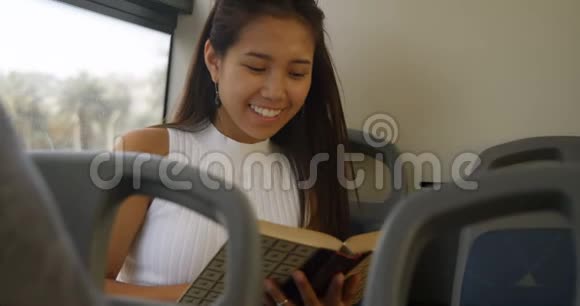 十几岁的女孩在看书视频的预览图