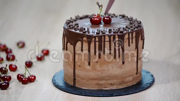 切巧克力蛋糕樱桃巧克力蛋糕视频的预览图