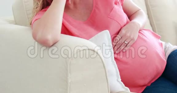 沙发上的孕妇视频的预览图