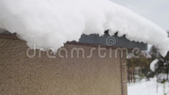 雪从屋顶融化在春天滴落下来视频的预览图