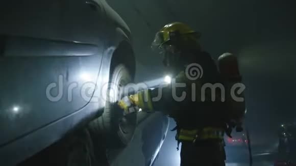 隧道内的车祸现场消防员从车里救人视频的预览图