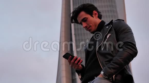 城市中使用手机的年轻人视频的预览图