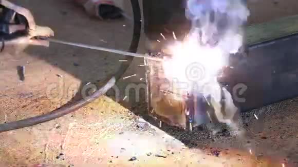 工人焊接金属视频的预览图