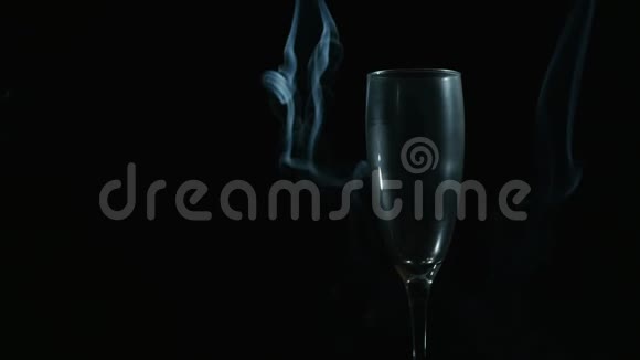 黑色背景玻璃中的烟雾视频的预览图