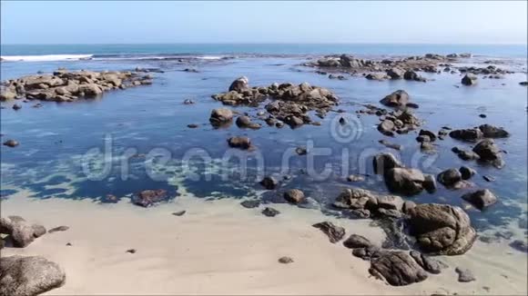 智利岩石海滩和海洋的鸟瞰图视频的预览图