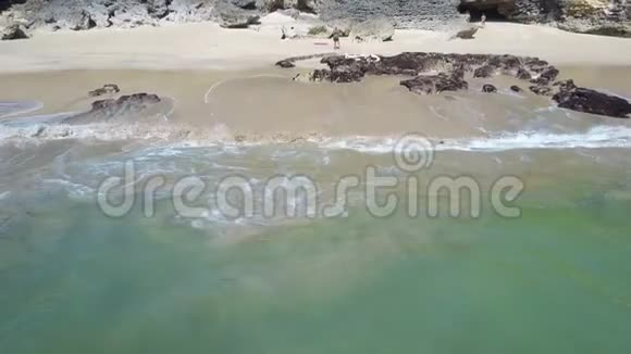 海滩的鸟瞰图巴厘岛海洋视频的预览图