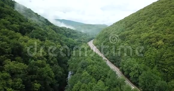 4俄罗斯索契市沿蜿蜒的山路行驶的K型飞机的空中车辆记录视频的预览图