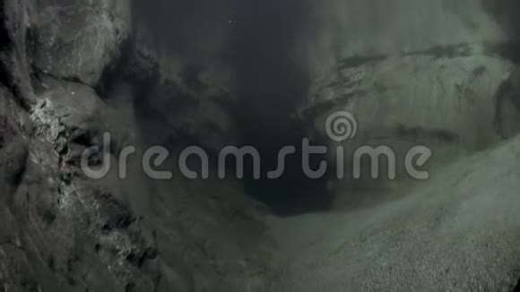 韦尔扎斯卡河水下景观在巨大光滑石头的背景上视频的预览图