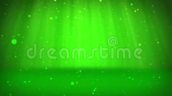 闪亮的绿色粒子或闪光会落在表面背景或地点你的对象广告或视频的预览图