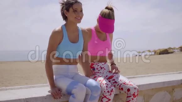 两个时髦的年轻女人视频的预览图