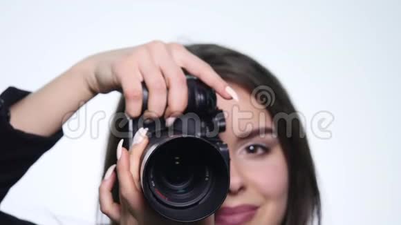 带摄像头的女人被隔离在白色背景上视频的预览图