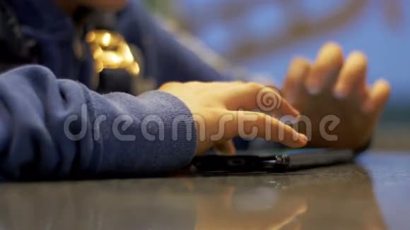 在桌上玩手机的小孩视频的预览图