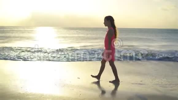 暑假期间海滩可爱的小女孩视频的预览图