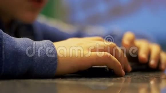 桌上玩手机的小孩视频的预览图