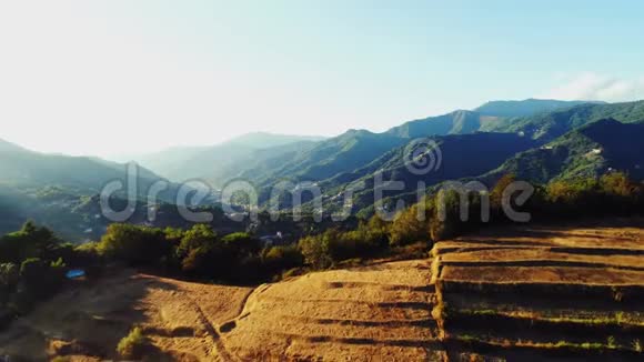 乡村的空中山景视频的预览图