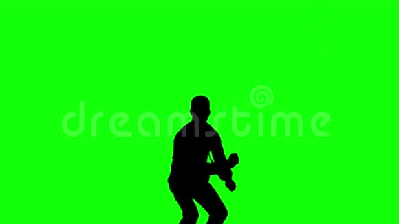 在绿色屏幕上跳跃的男人剪影视频的预览图