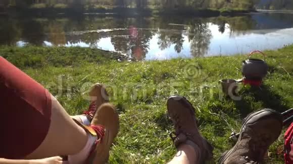 露营妇女躺在帐篷里穿着徒步旅行靴在度假时放松视频的预览图