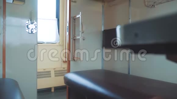 铁路车厢内的内部马车概念火车旅行生活方式旅行美丽的景色视频的预览图