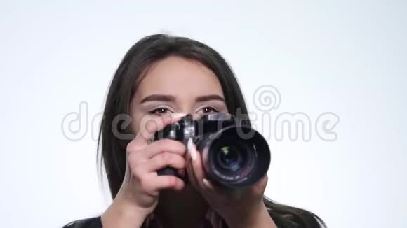 带摄像头的女人被隔离在白色背景上视频的预览图