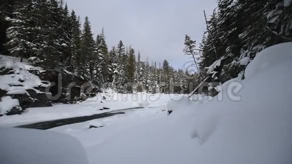 冰川国家公园冬天下雪视频的预览图