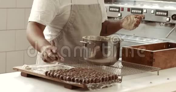 他工厂里的巧克力师傅做块松露巧克力块露制作工艺视频的预览图