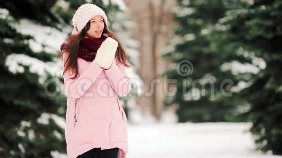 在寒冷的天气里在户外下雪的快乐女人视频的预览图