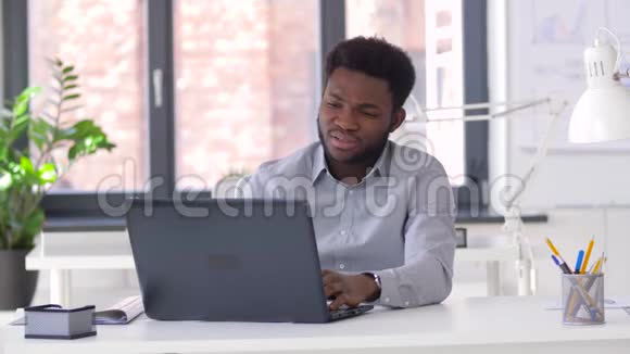 穿着衣服的商人办公室里有笔记本电脑视频的预览图