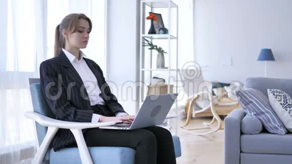 失去沮丧的女人在笔记本电脑上工作视频的预览图