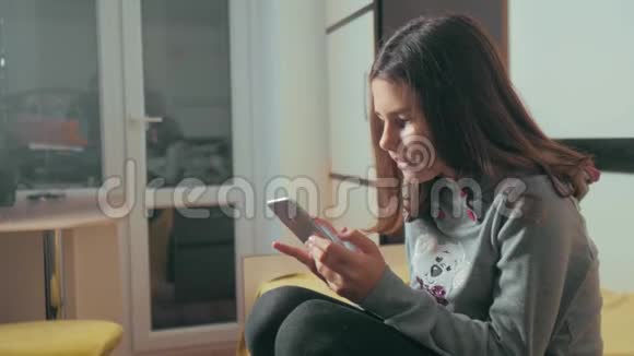 网上购物小女孩在社交媒体信使上写了一条聊天信息儿童技术视频的预览图