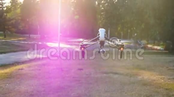 带着相机飞行的无人机视频的预览图