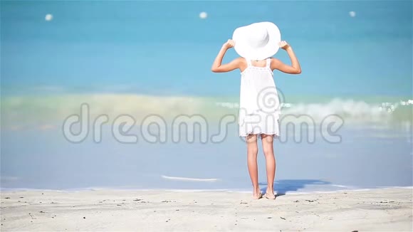 暑假期间海滩可爱的小女孩视频的预览图