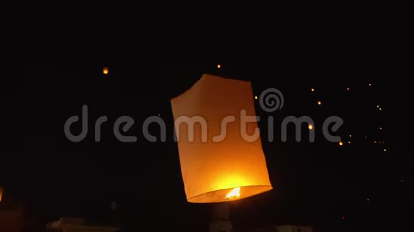 泰国清迈浮空灯笼视频的预览图