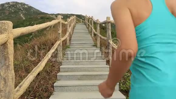 女人在楼梯上奔跑视频的预览图