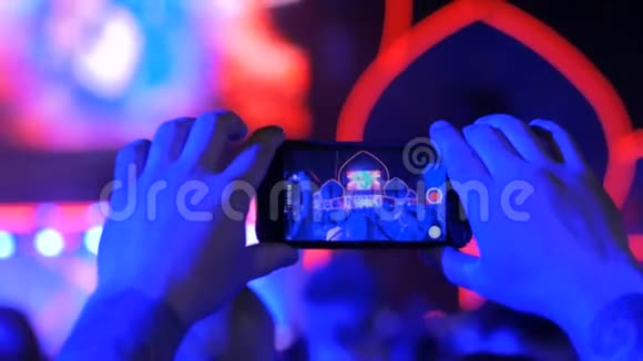 手的剪影记录视频现场音乐摇滚音乐会与智能手机视频的预览图