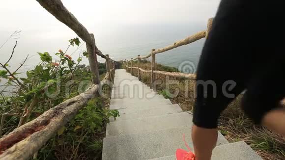 女人在山楼梯上奔跑视频的预览图
