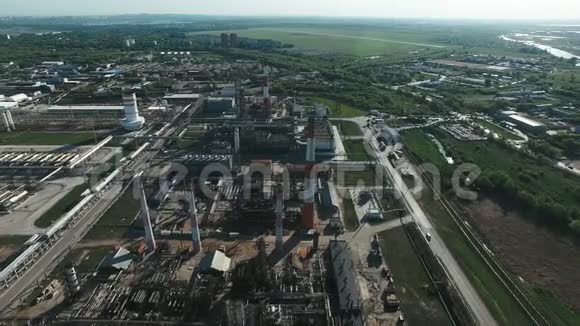 工业炼油厂的鸟瞰图视频的预览图