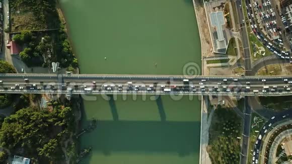 空中无人机飞行视野高速公路繁忙的城市高峰时间严重的交通堵塞公路视频的预览图