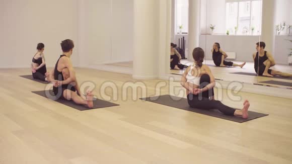 瑜伽课做瑜伽体式的人视频的预览图