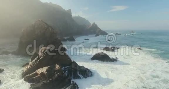 史诗悬崖和海浪景观视频的预览图