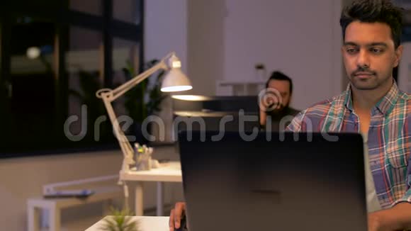 有笔记本电脑的创意人在夜间办公视频的预览图