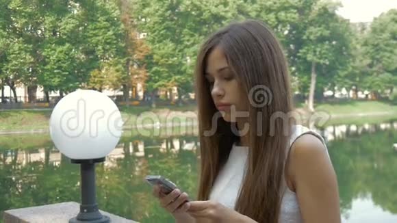 有魅力的女孩在城市里用手机视频的预览图