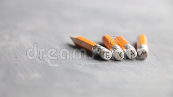铅笔上的考试铭文视频的预览图