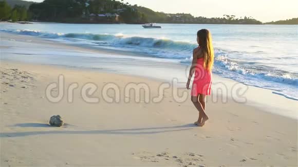 暑假期间在海滩可爱的小女孩流动人口视频的预览图